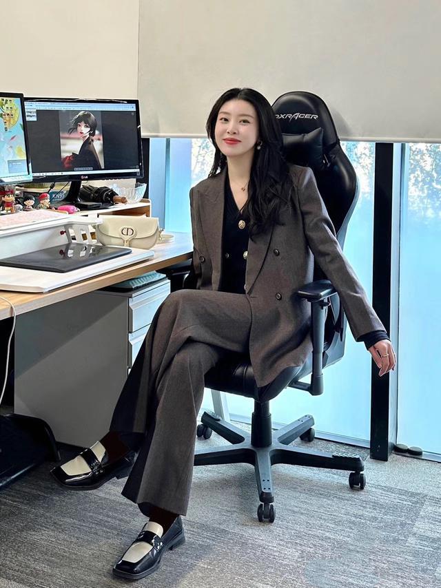 时髦西装穿搭攻略告别严肃造型！AG真人旗舰厅职场女性必看：(图1)