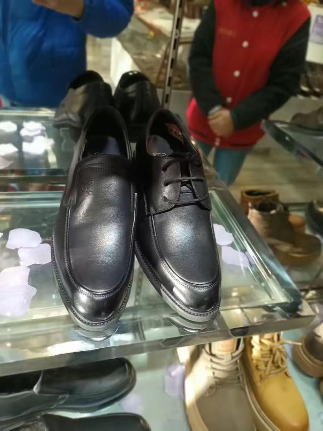 满大街都是平底鞋配运动裤的“时髦精”AG真人登录入口万万没想到皮鞋失宠了(图3)
