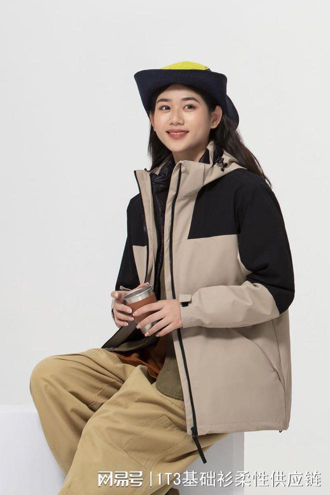 ：三合一冲锋衣打造全能御寒装备AG真人百家家乐APP秋冬必备