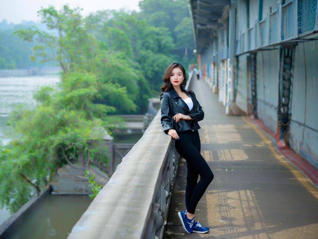 优雅气质彰显职场率性干练的气场AG真人网尖头高跟鞋穿出女性(图8)